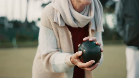 Mujer-Mayor,-Bolos-Y-Parque-Sobre-Césped-Para-Practicar-Deporte