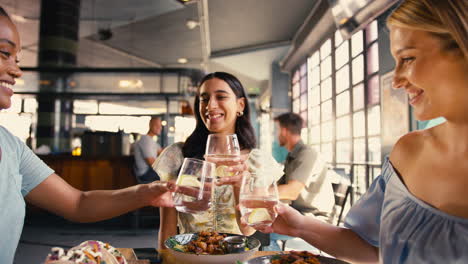 Grupo-De-Amigas-Reunidas-En-Un-Restaurante-Haciendo-Aplausos-Con-Comida