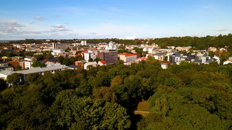 Un-Dron-Disparó-Sobre-Un-Denso-Y-Verde-Parque-De-La-Paz-En-Kaunas,-Lituania.