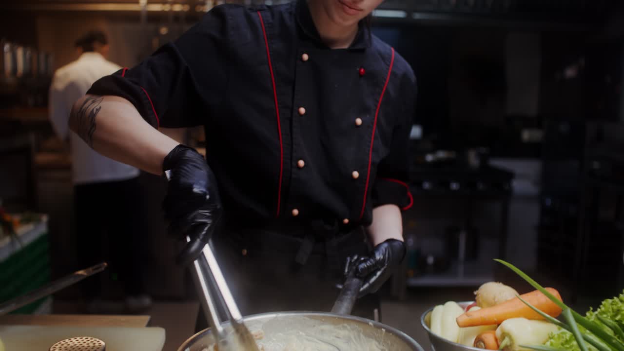 El chef prepara la comida en la cocina de un restaurante