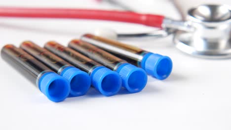 recogida de muestras de sangre con estetoscopio
