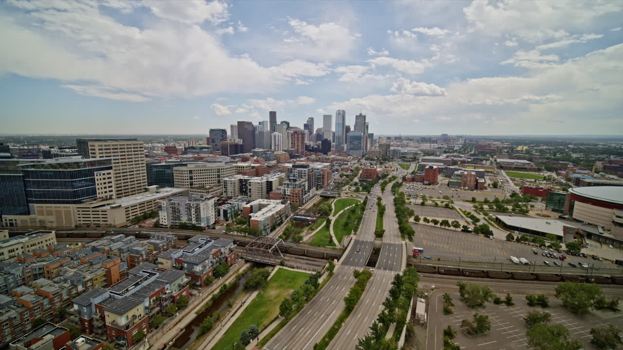 Denver Colorado Aerea v35, volo a bassa quota grandangolare verso viste del centro città e del cavalcavia - DJI Inspire 2, X7, 6k - Agosto 2020.