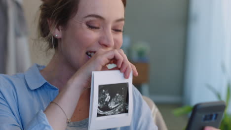 mujer feliz mostrando una foto de ultrasonido compartiendo el embarazo con la familia usando un teléfono inteligente teniendo una videochat revelando noticias emocionantes