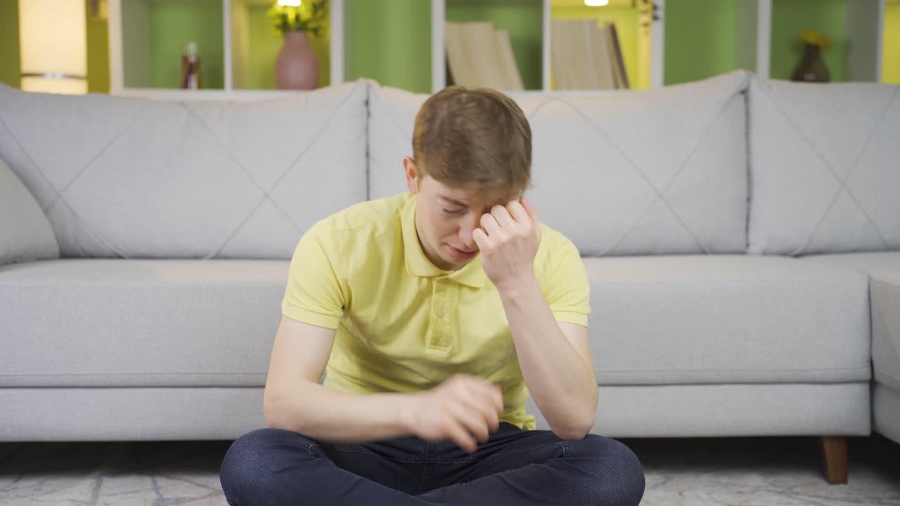 우울증에 걸린 젊은이가 카메라에 말을 걸고 있습니다.