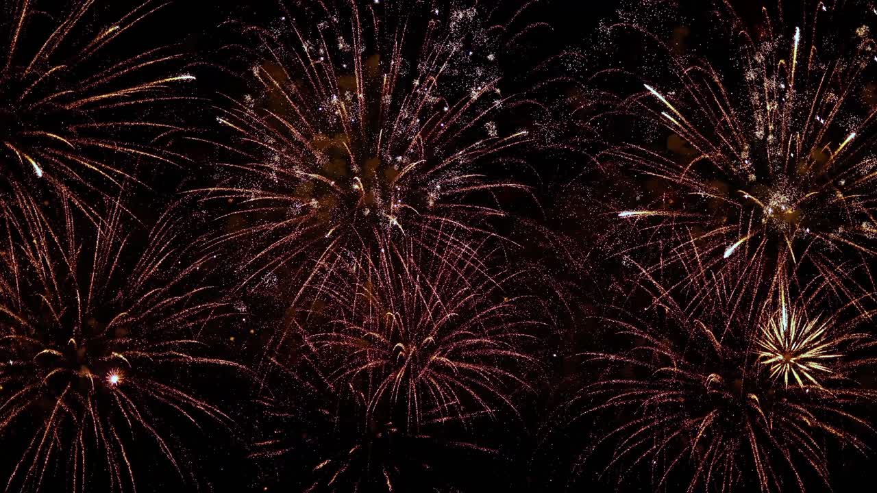 coloridos fuegos artificiales explotando en el cielo nocturno. celebraciones y eventos en colores brillantes.