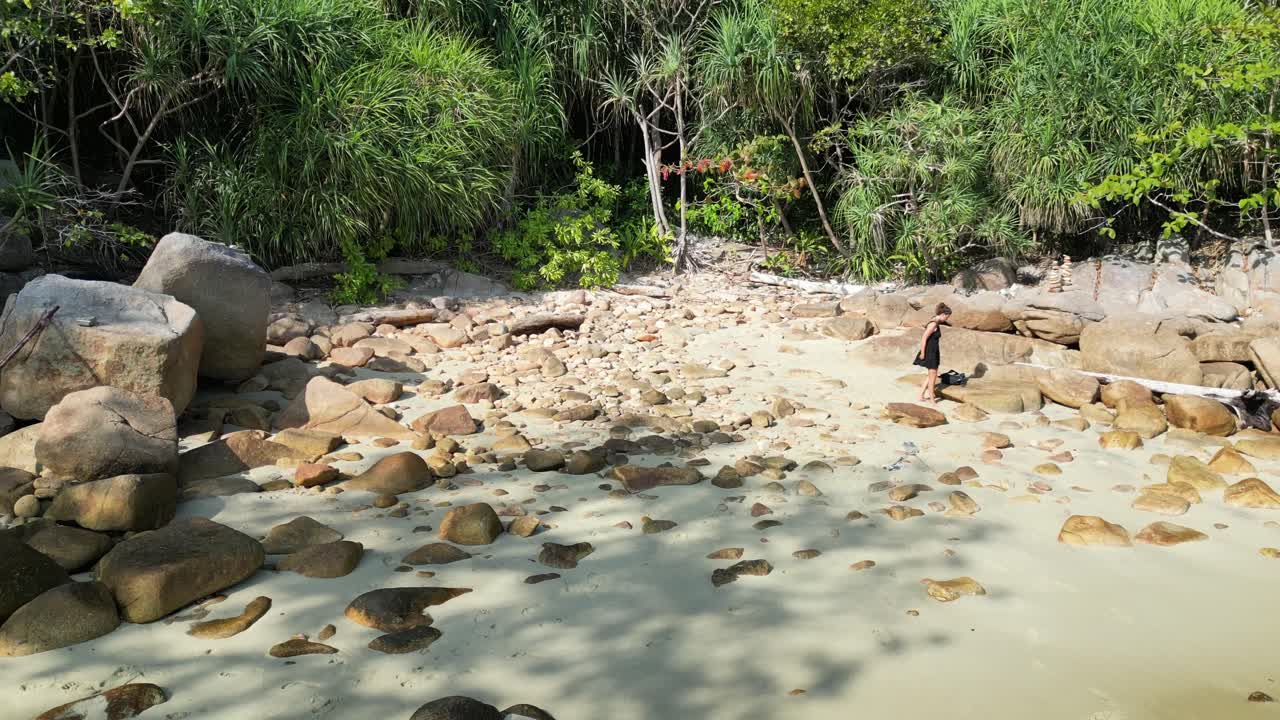 una mujer en la playa, una isla de sueños solitaria.
