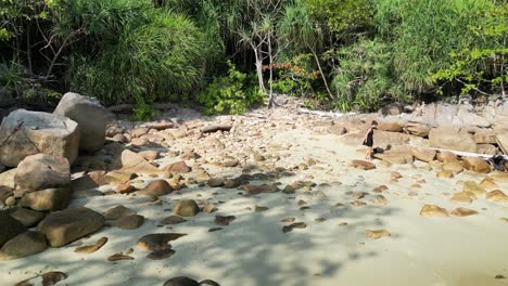 Frau-Am-Strand-Einsame-Trauminsel