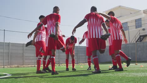 Jugadores-De-Fútbol-Estirándose-En-El-Campo