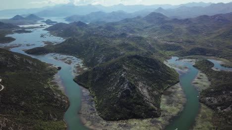imágenes aéreas de la hermosa naturaleza de montenegro volando sobre el tranquilo lago shkoder