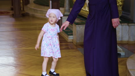 Niño-Acercándose-Al-Sacerdote