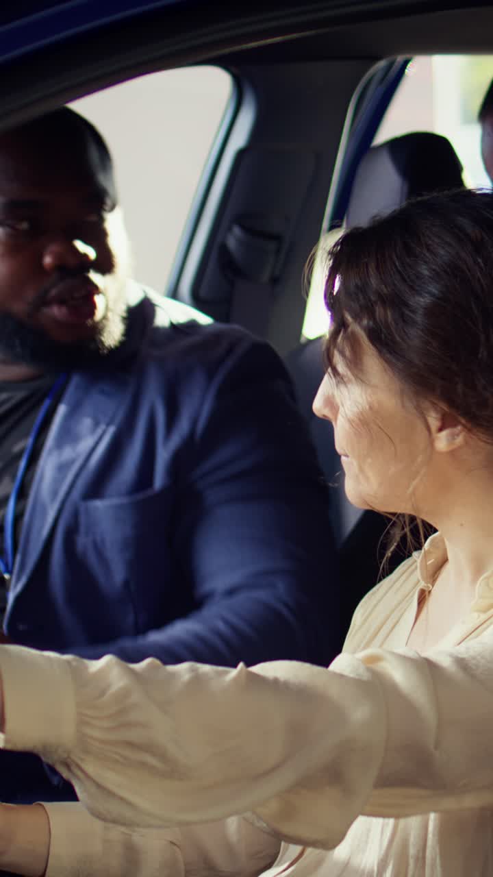 Donna e uomo che conversano in auto.