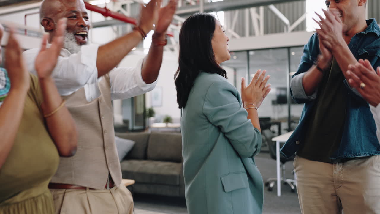 trabajo en equipo, éxito y gente de negocios juntos