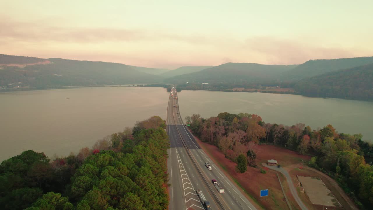 Højt luftfoto af indgangen til Tennessee River Bridge over Ohio-floden