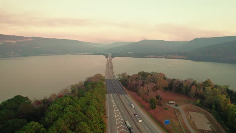 Alta-Vista-Aérea-De-La-Entrada-Al-Puente-Del-Río-Tennessee-Sobre-El-Río-Ohio