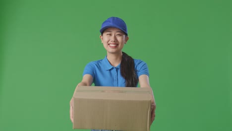 패키지를 들고 있는 여성 배달자