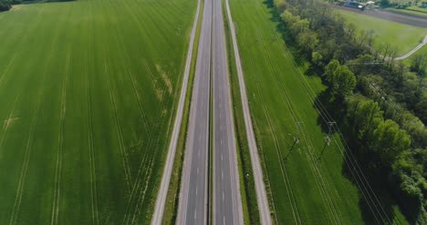 coche pasando autopista vista aérea 9