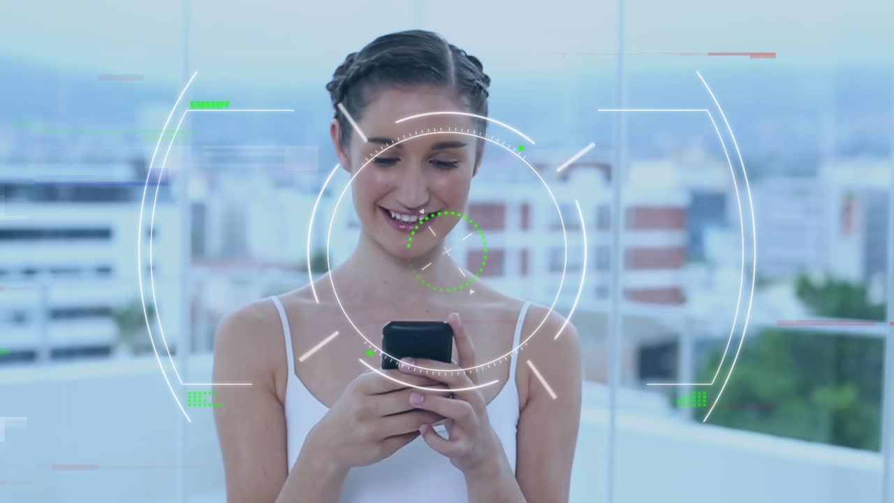 animación de escaneo de alcance sobre mujer caucásica usando un teléfono inteligente