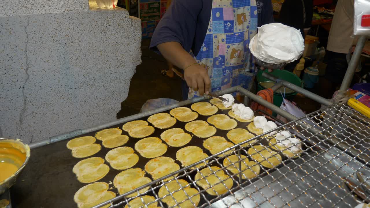 pastel de taco con crema de gofres tailandesa en un restaurante de comida callejera en el mercado nocturno