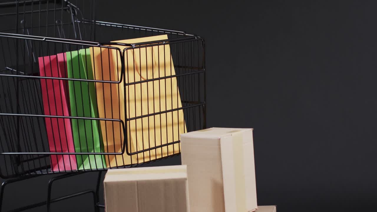 video de un carrito de compras y cajas con espacio de copia sobre un fondo gris