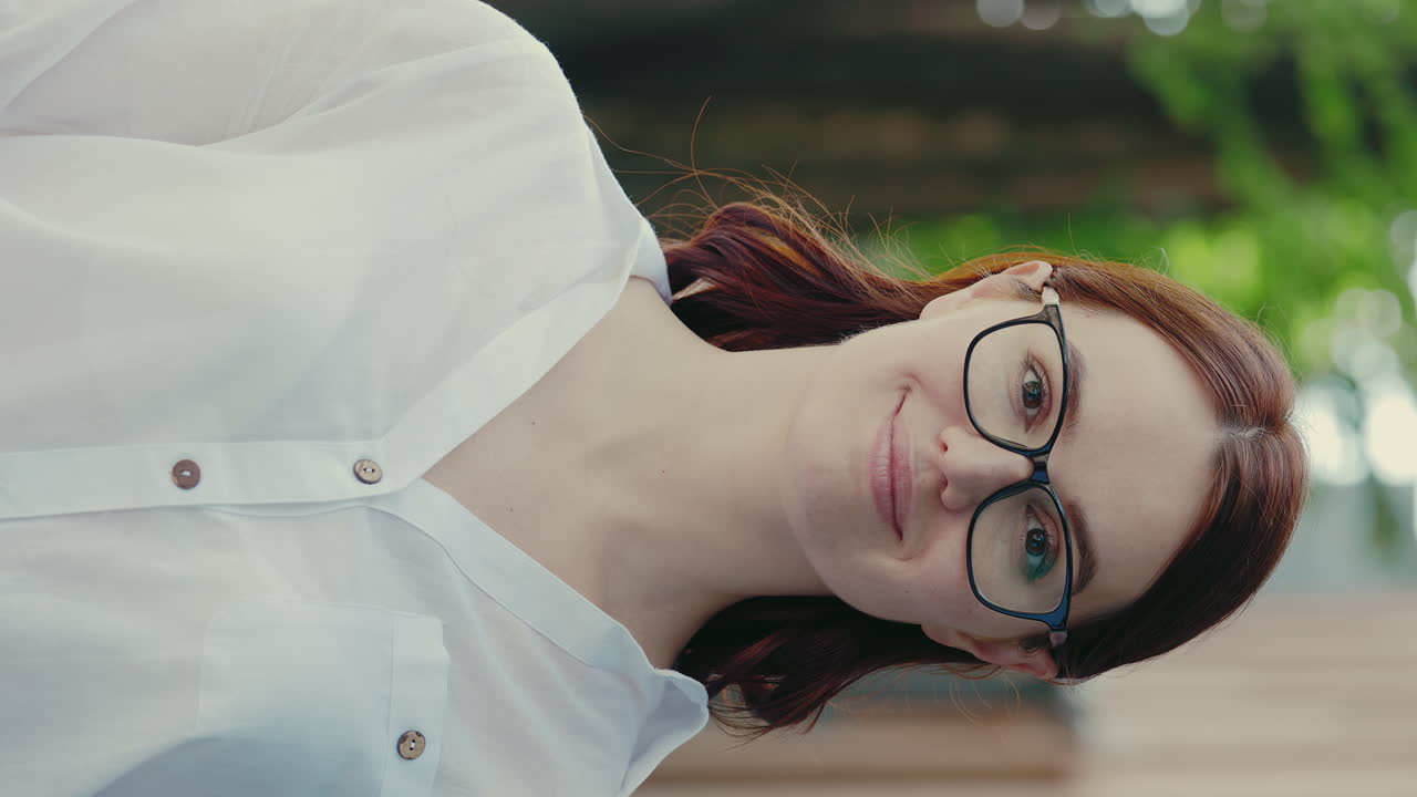 retrato de una mujer al aire libre