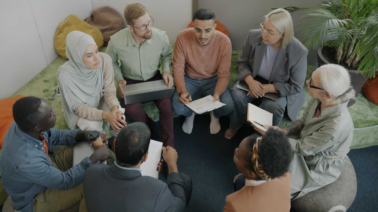 equipo diverso en una reunión