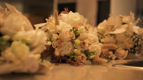 Flores-En-La-Mesa-De-Recepción-De-La-Boda---Primer-Plano