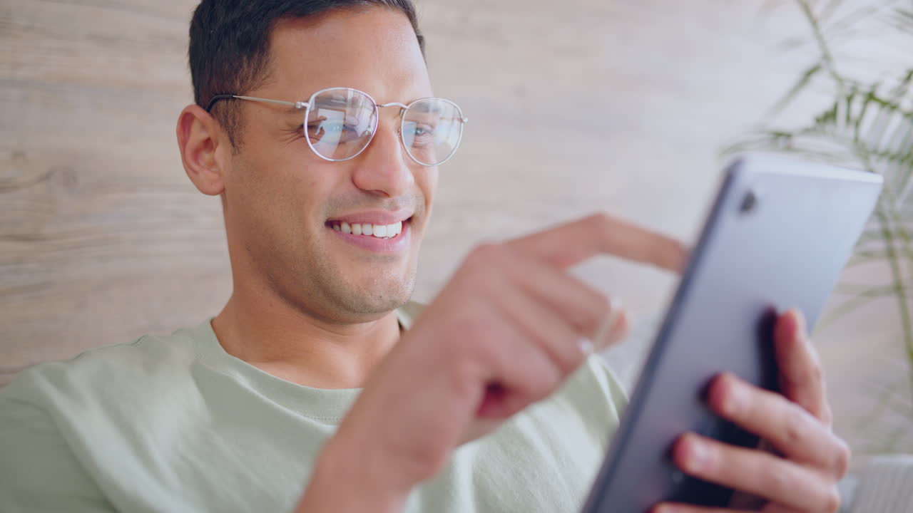 タブレットを使う男性、リラックスして楽しそう、インターネット