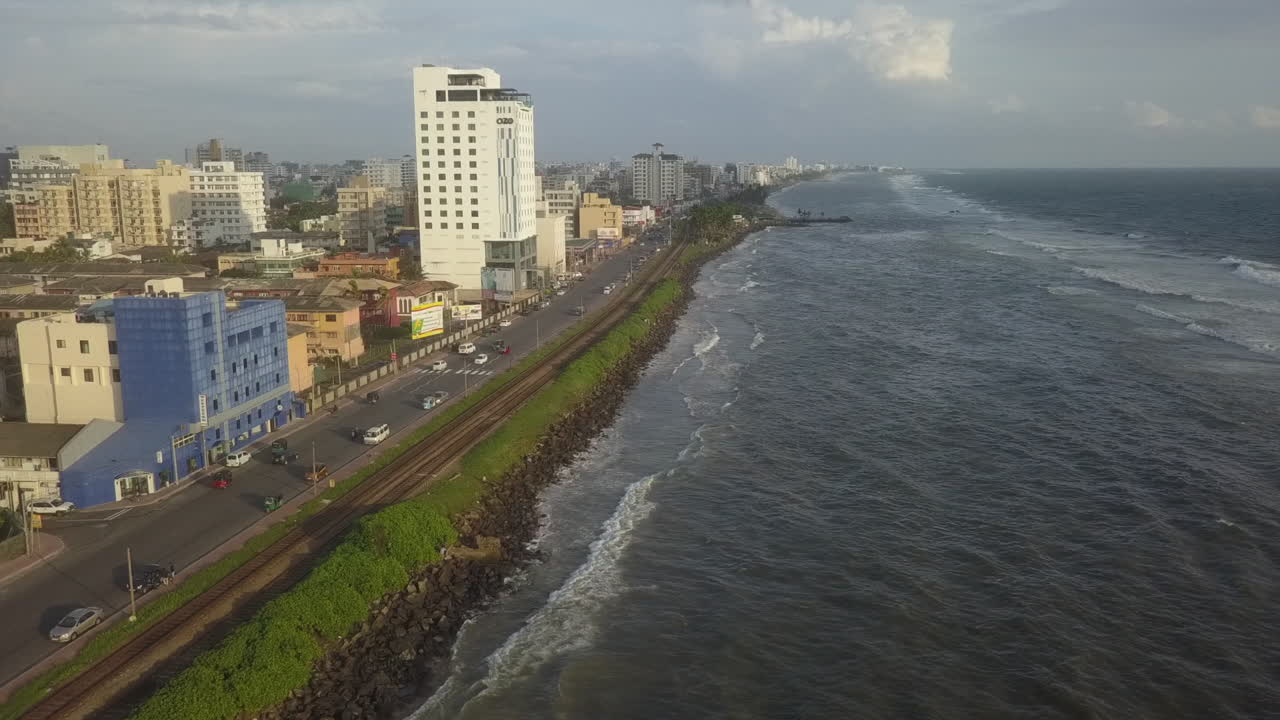 las olas del océano índico rompen en la costa rocosa en colombo, sri lanka