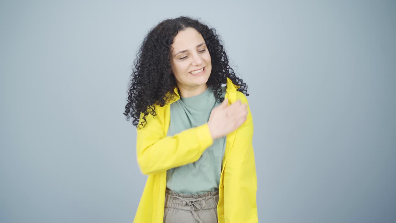 la joven que mira a la cámara tiene picazón.