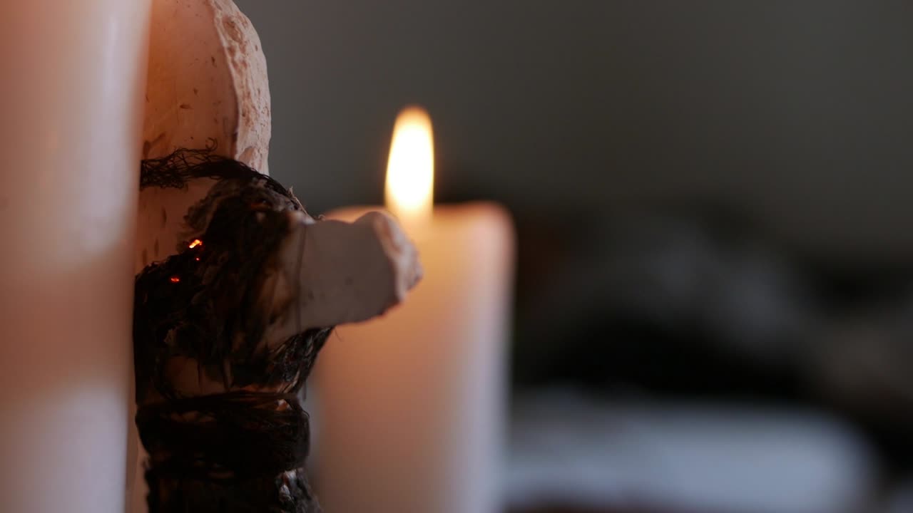 la creación de una muñeca vudú; ritual vudú