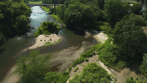 Blick-Von-Oben-Auf-Menschen-Im-Fluss-Zumbro-In-Der-Nähe-Der-Viaduktbrücke-In-Oronoco,-Minnesota