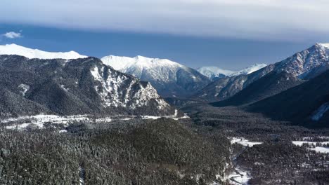 Flug-Durch-Bergwolken-über-Wunderschöne-Schneebedeckte-Gipfel-Von-Bergen-Und-Gletschern.