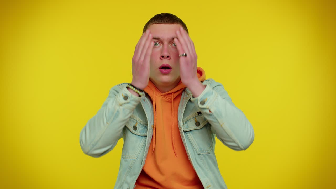 두려운 두려운 우울한 사람은 두려움을 표현하고 위험으로부터 손을 흔들고, 손을 흔들지 않습니다.