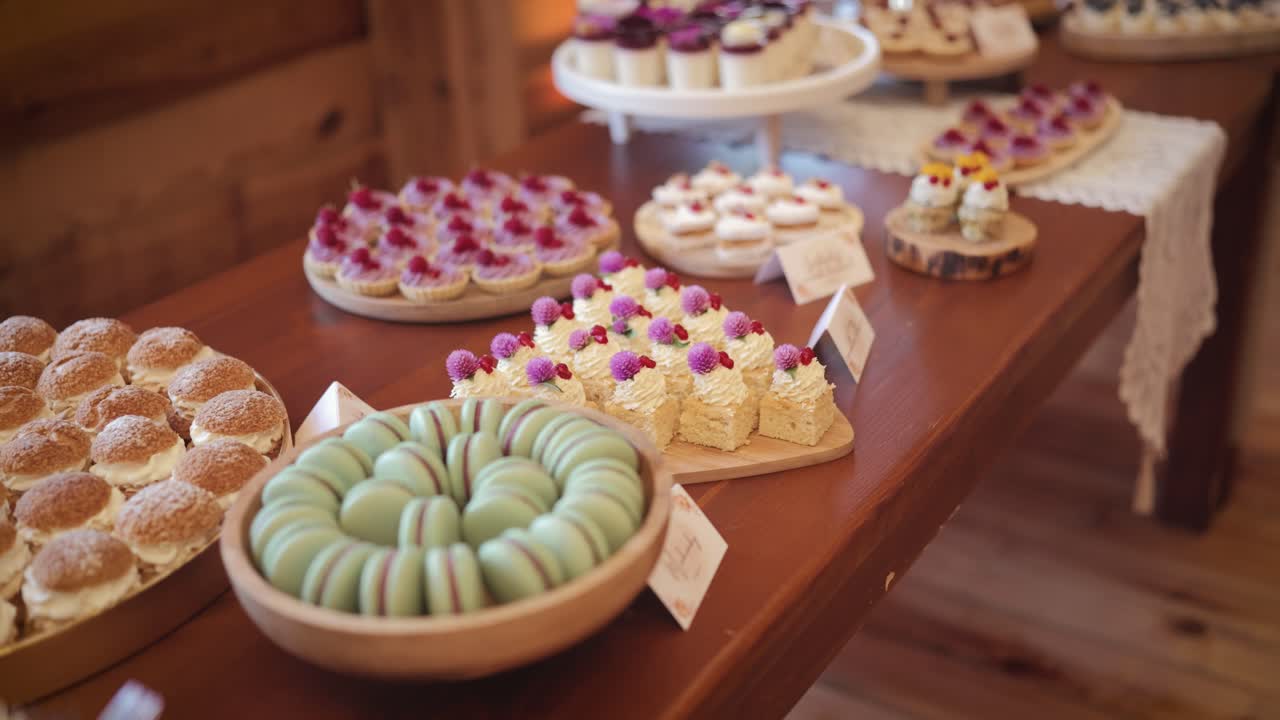 Assortimento di dessert colorati su un tavolo rustico in legno, invitanti dolci prelibatezze