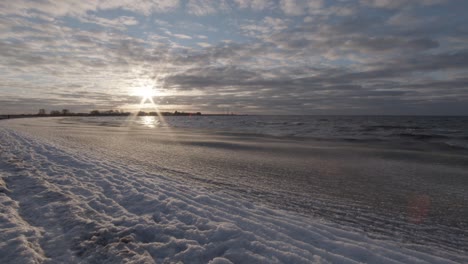 el hielo marino se derrite cuando el sol se pone sobre la costa norte