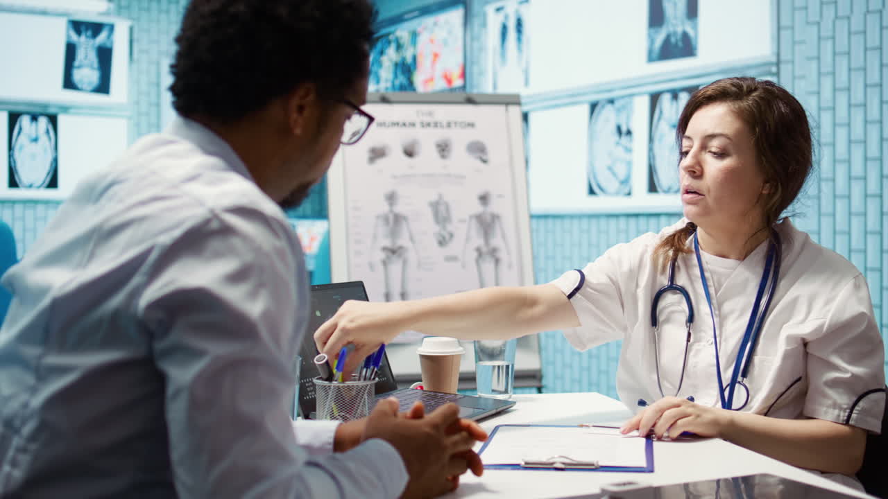 Kvindelig læge fremhæver de medicinske instruktioner og dosering på en recept