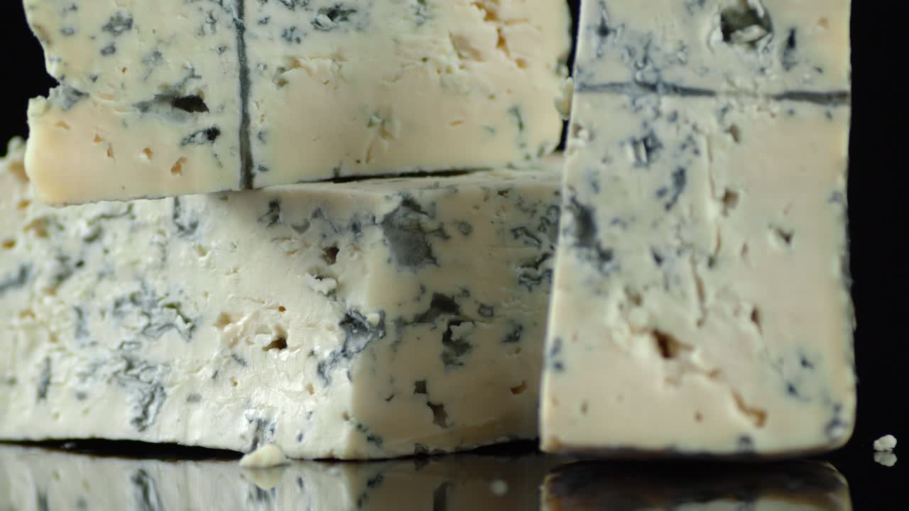 trozos de queso brie con moho girando lentamente.