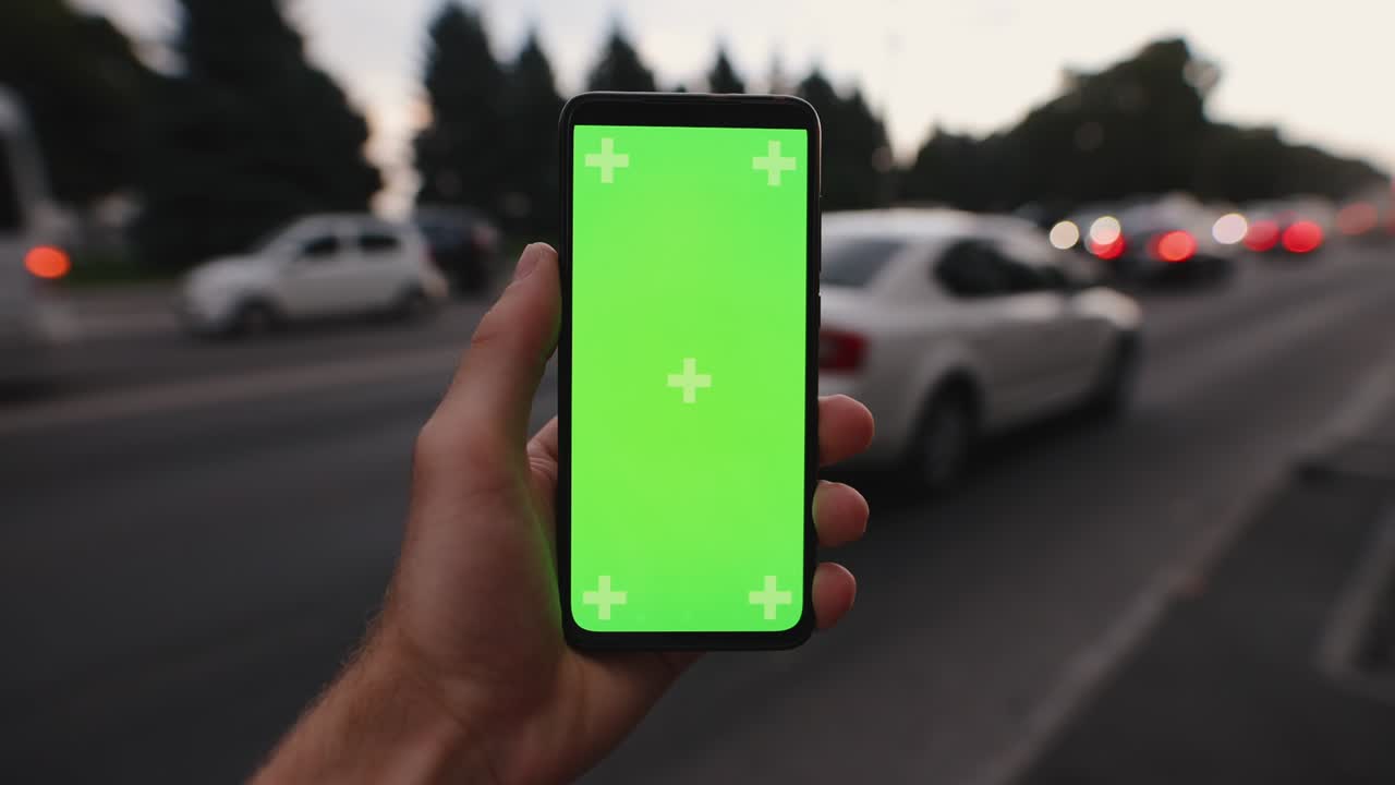 maqueta de mano masculina sosteniendo un teléfono inteligente con pantalla verde