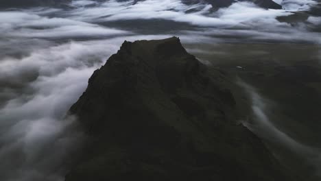 Drohne-Umkreist-Dunklen-Mystischen-Isländischen-Vik-Berg,-Umgeben-Von-Nebelwolken