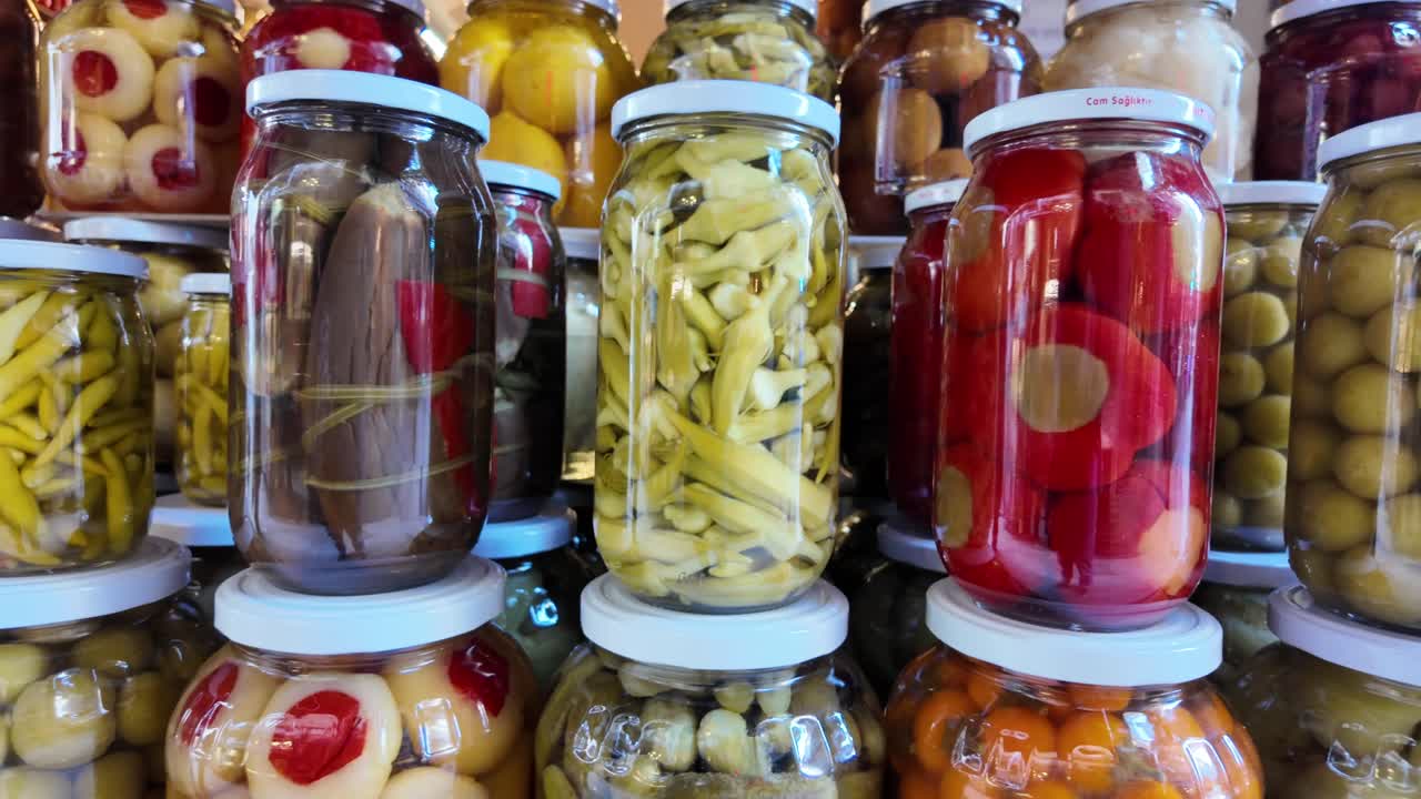 Udvalg af syltede grøntsager og frugter i glasbeholdere