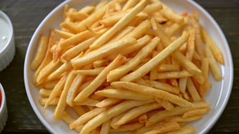 Pommes-Frites-Oder-Kartoffelchips-Mit-Sauerrahm-Und-Ketchup