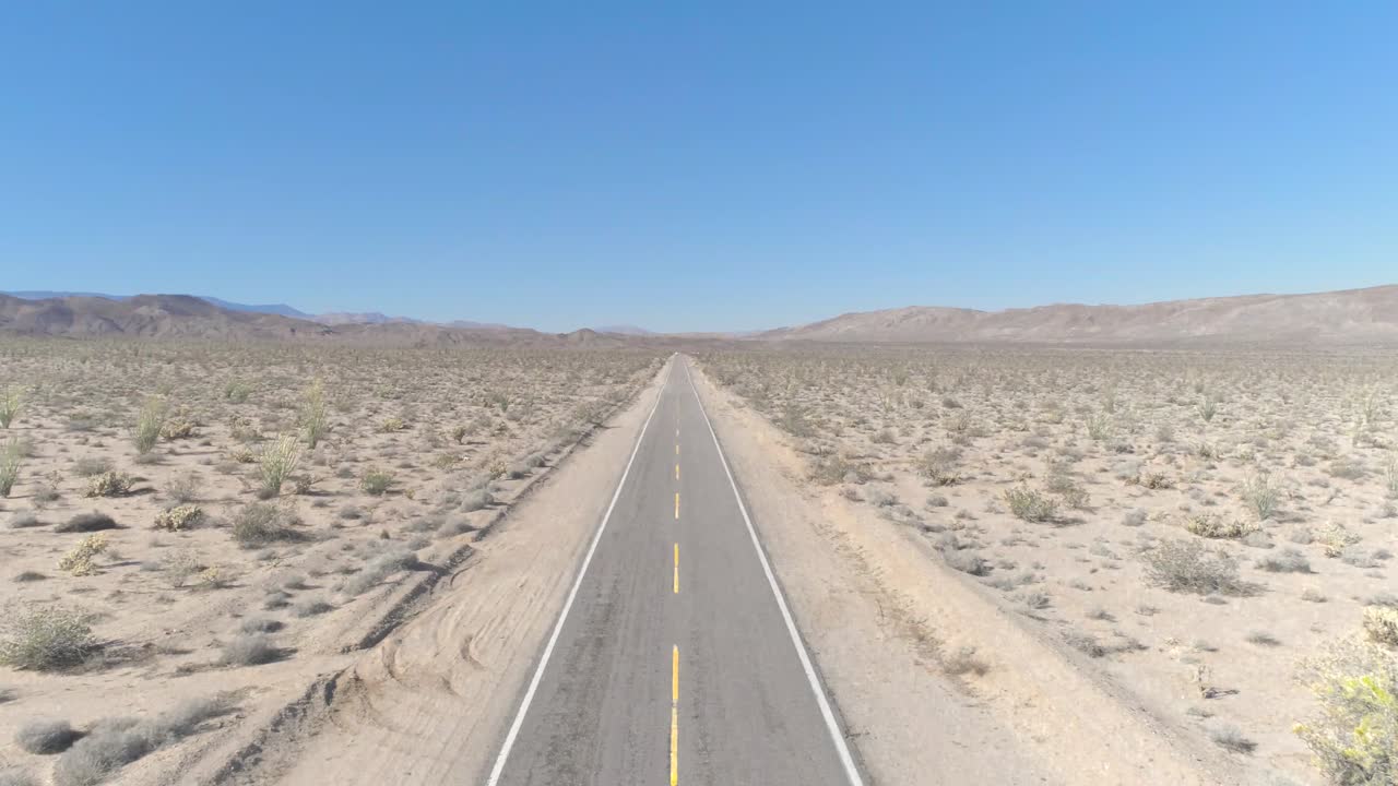 산 사이의 탁 트인 도로에서 캘리포니아 남부 사막에 있는 dji 팬텀 4 프로