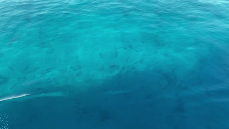 superficie de olas de agua azul, hermoso fondo con espacio de copia. vista de ariel olas de mar fondo tranquilo y tranquilo. textura de la superficie de agua del océano cerca del barco, olas que fluyen y fondo de vacaciones de verano