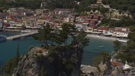 Antena---Revelación-De-Parga-Detrás-De-Los-árboles---Filmada-En-Dji-Inspire-2-X7-50-Mm-Raw