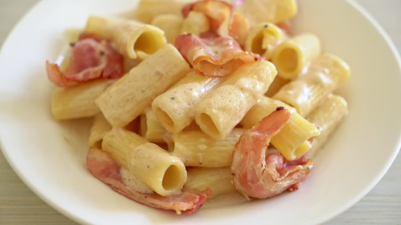 espaguetis caseros rigatoni pasta con salsa blanca y tocino - estilo de comida italiana-6