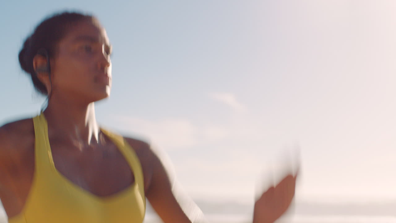 Atleta di fitness femminile attiva, in forma e che corre