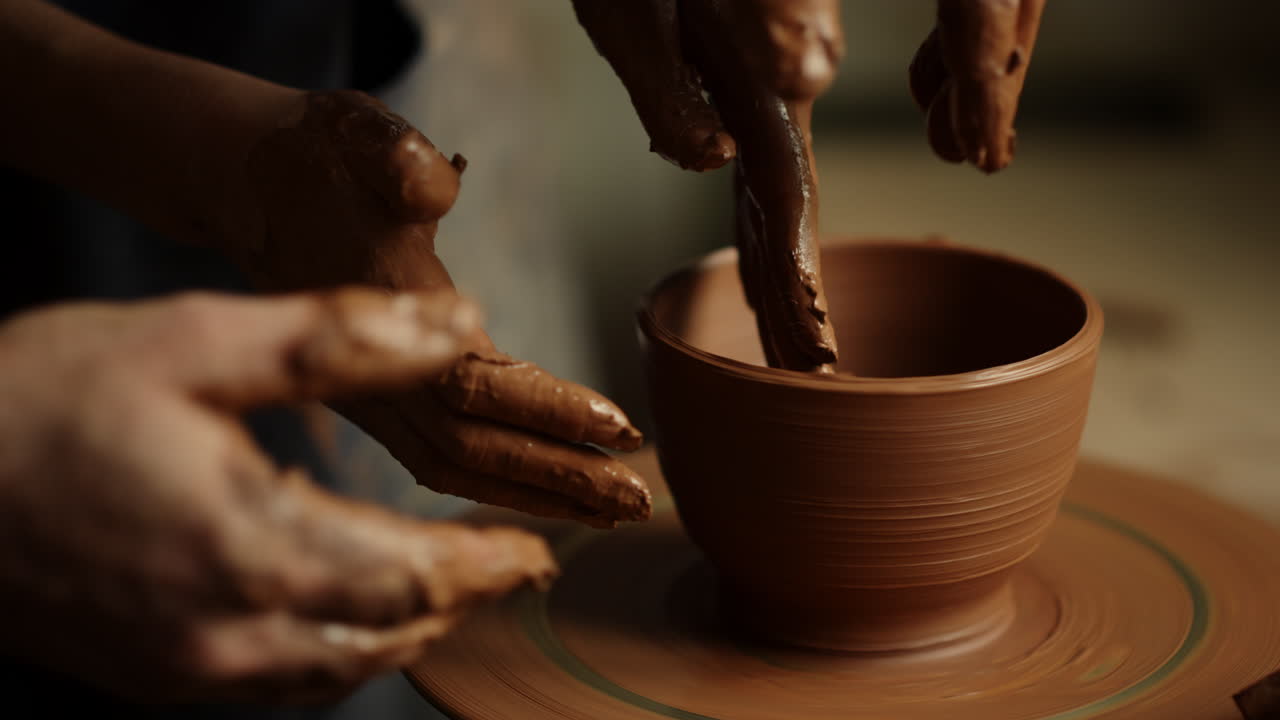 Mulher usando torno de oleiro na olaria. Mestres fazendo produto artesanal.
