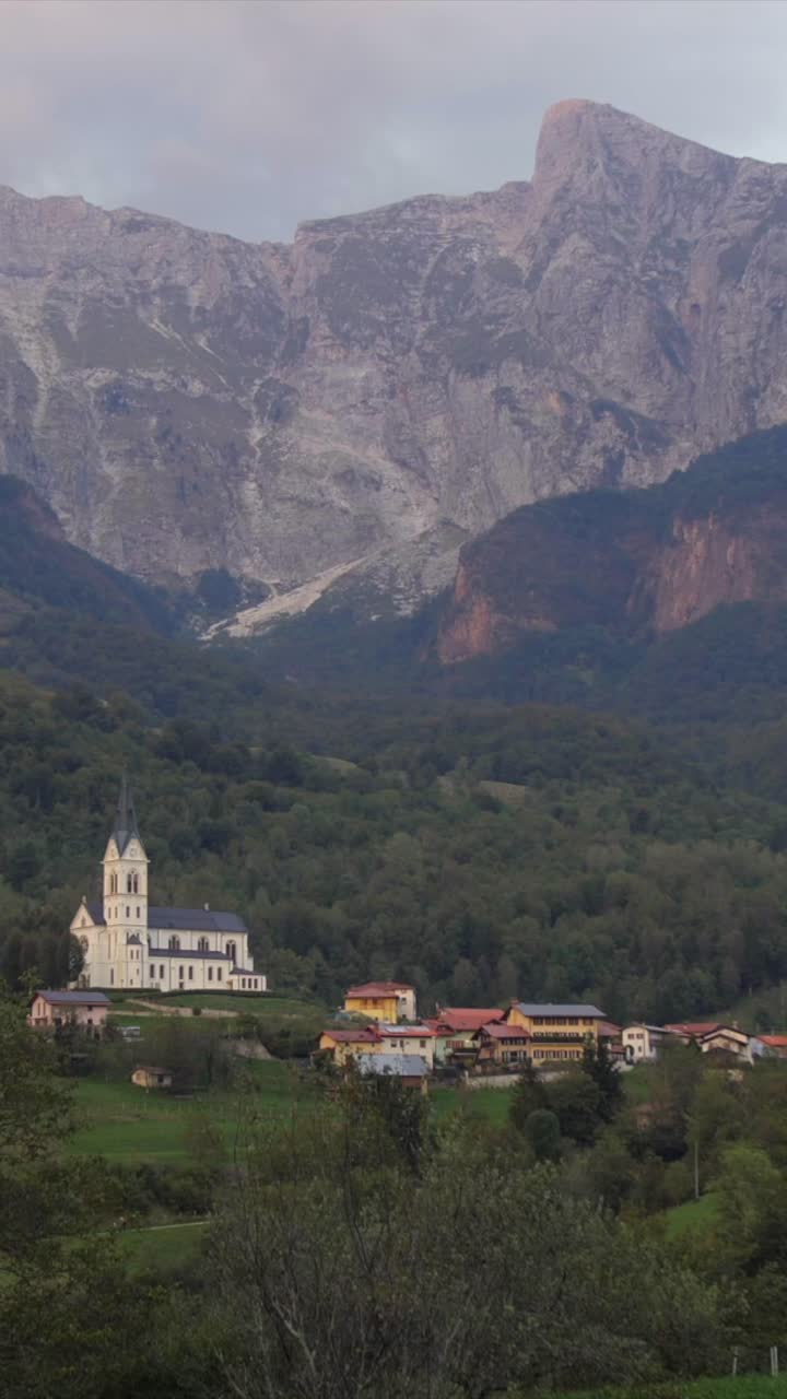 Làng Dreznica dưới chân núi Krn hùng vĩ thuộc dãy Alps Julian, ảnh lia dọc vào buổi tối mùa thu