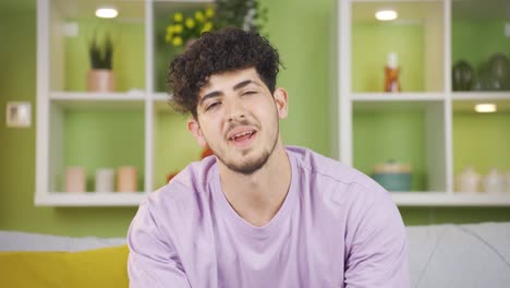 un joven chateando en línea.