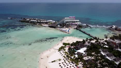 Eine-Drohnenaufnahme-Eines-Wunderbaren-Blicks-Auf-Die-Tropische-Meereslandschaft-Von-North-Beach-Während-Einer-Urlaubszeit-Und-Ein-Wunderschönes-Luxushotel-Sind-Mitten-Im-Türkisfarbenen-Wasser-Zu-Sehen